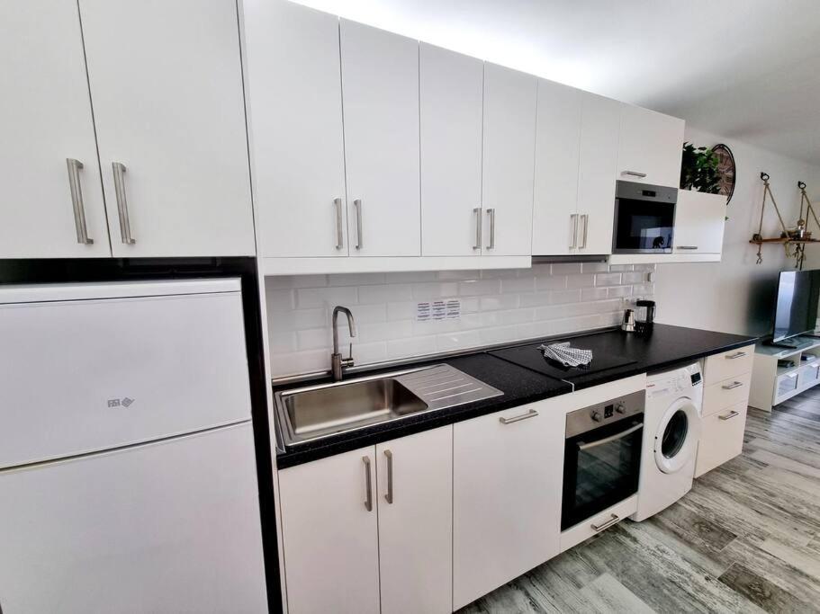 Apartamento Smeraldo 11 Playa Roca Коста Тегисе Екстериор снимка